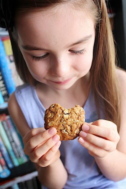 Healthy, Wholewheat Anzac Biscuits - www.betterwithcake.com
