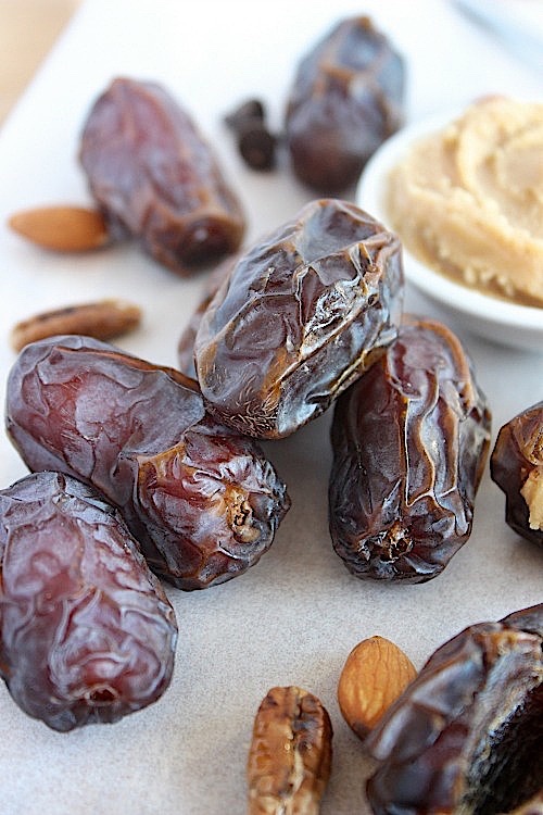 Salted Caramel Chai Spiced Bliss Bites {Vegan, Gluten Free & Paleo Friendly} - www.betterwithcake.com