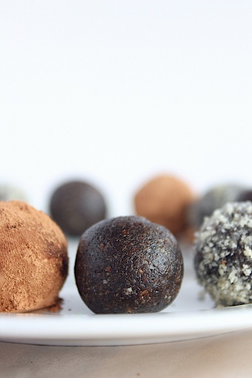 Chocolate, Almond & Hazelnut Bliss Bites {Vegan, Gluten Free & Paleo Friendly} - www.betterwithcake.com