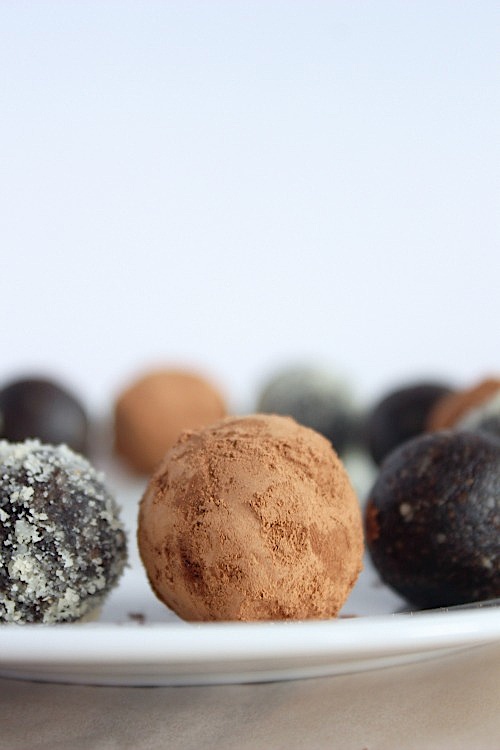 Chocolate, Almond & Hazelnut Bliss Bites {Vegan, Gluten Free & Paleo Friendly} - www.betterwithcake.com