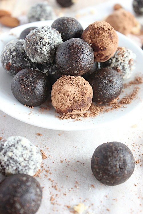 Chocolate, Almond & Hazelnut Bliss Bites {Vegan, Gluten Free & Paleo Friendly} - www.betterwithcake.com