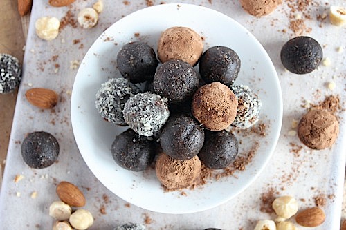 Chocolate, Almond & Hazelnut Bliss Bites {Vegan, Gluten Free & Paleo Friendly} - www.betterwithcake.com