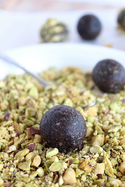 Pistachio Choc Fudge Bliss Bites {Vegan, Gluten Free & Paleo Friendly} - www.betterwithcake.com