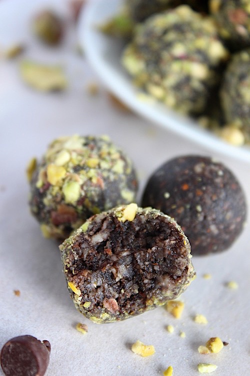 Pistachio Choc Fudge Bliss Bites {Vegan, Gluten Free & Paleo Friendly} - www.betterwithcake.com