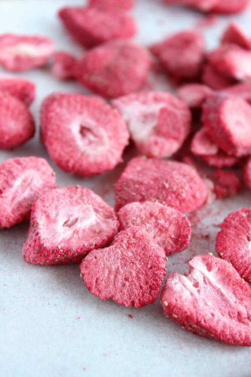 Dark Chocolate Strawberry Cashew Cream Cups {Vegan & Paleo Friendly} - www.betterwithcake.com