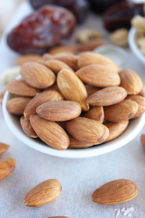 Apricot Delight Energy Bites {Vegan & Paleo Friendly} - www.betterwithcake.com