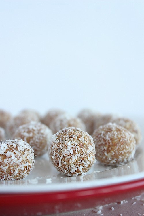 Apricot Delight Energy Bites {Vegan & Paleo Friendly} - www.betterwithcake.com
