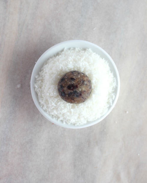 Blueberry Coconut Cream Bliss Bites {Vegan, Dairy Free & Paleo Friendly} - www.betterwithcake.com