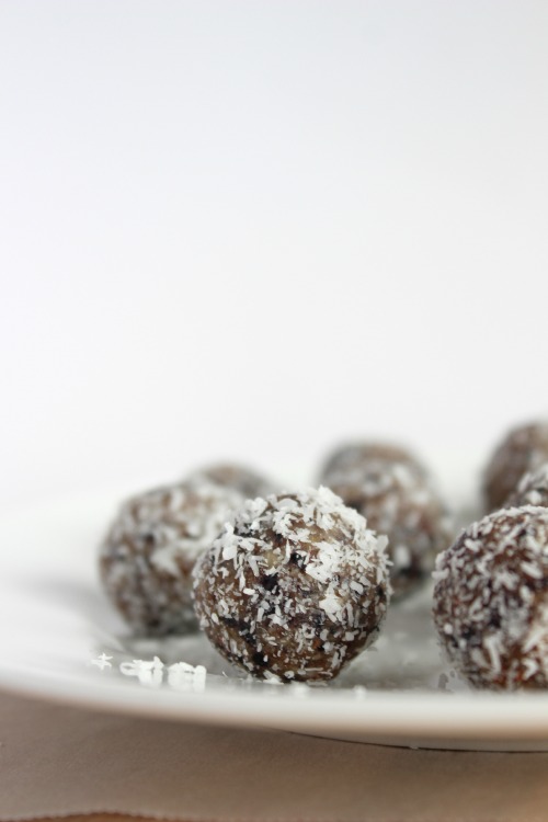 Blueberry Coconut Cream Bliss Bites {Vegan, Dairy Free & Paleo Friendly} - www.betterwithcake.com