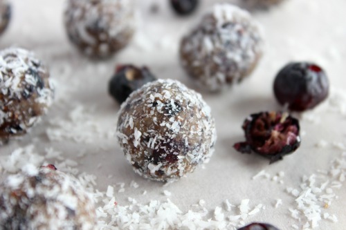 Blueberry Coconut Cream Bliss Bites {Vegan, Dairy Free & Paleo Friendly} - www.betterwithcake.com