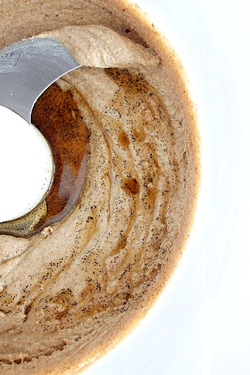 Healthy, Homemade Vanilla Almond Butter {Vegan, Dairy free & Paleo Friendly} - www.betterwithcake.com