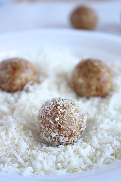 Lemon and Coconut Bliss Bites {Vegan, Gluten Free & Paleo Friendly} - www.betterwithcake.com