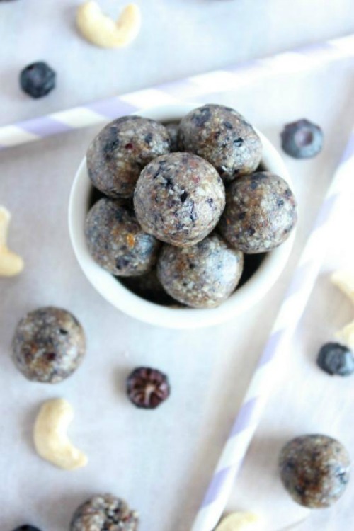 Healthy, No-Bake Blueberry Cream Pie Energy Bites {Vegan, Dairy Free & Paleo Friendly} - www.betterwithcake.com