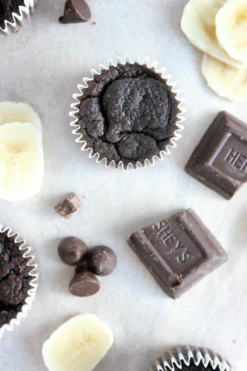 Double Chocolate Fudge Banana Mini Muffins {Low carb, grain free & paleo friendly} - www.betterwithcake.com