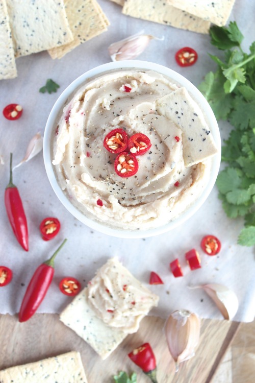 Spicy Roasted Garlic White Bean Hummus