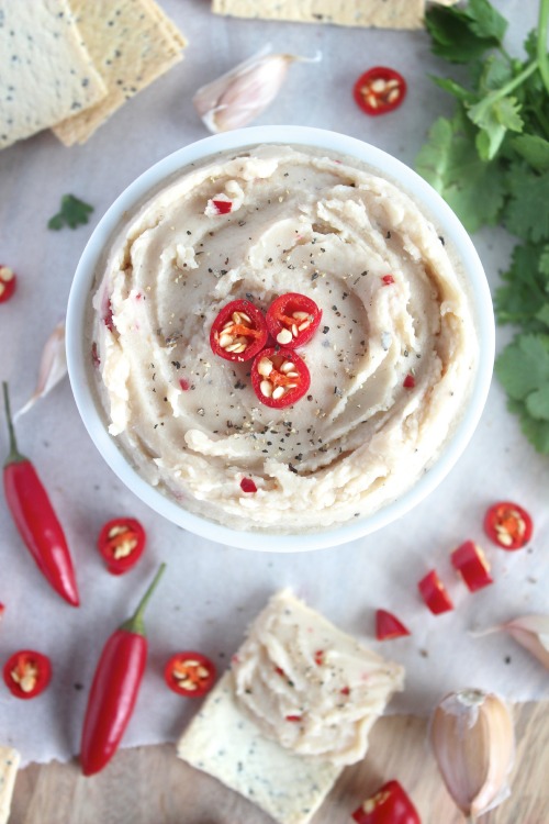 Spicy Roasted Garlic White Bean Hummus - www.betterwithcake.com #healthy #lowfat #vegan #dairy free