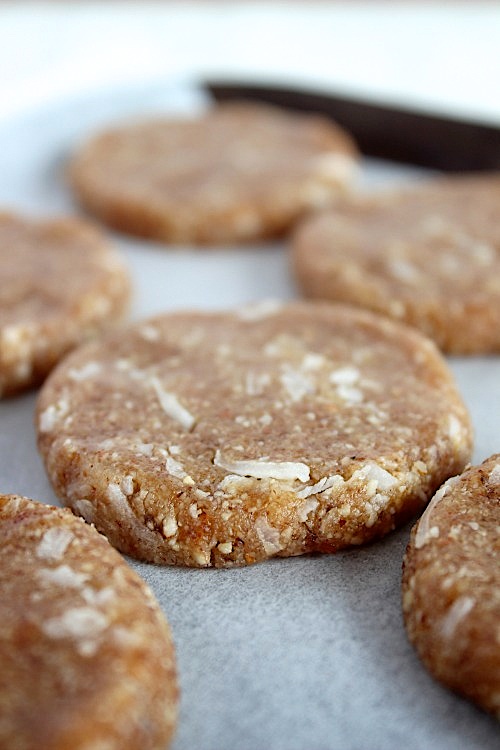 No-Bake Anzac Biscuits {Vegan, Gluten Free & Paleo Friendly} - www.betterwithcake.com