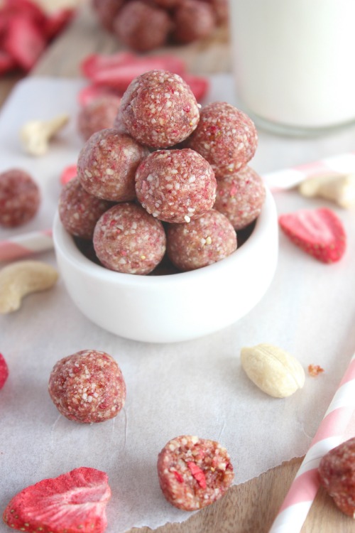 Strawberry and Cream Cashew Cookie Bites {Paleo} - www.betterwithcake.com