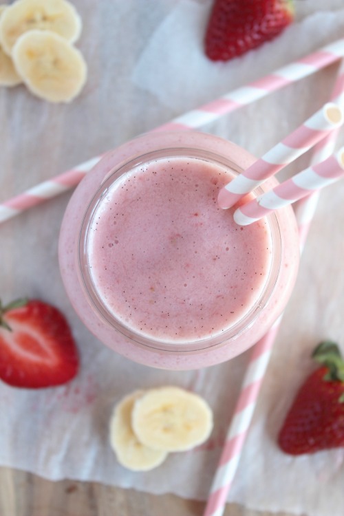 Strawberry Banana Smoothie - Vegan, Dairy Free & Paleo Friendly - www.betterwithcake.com
